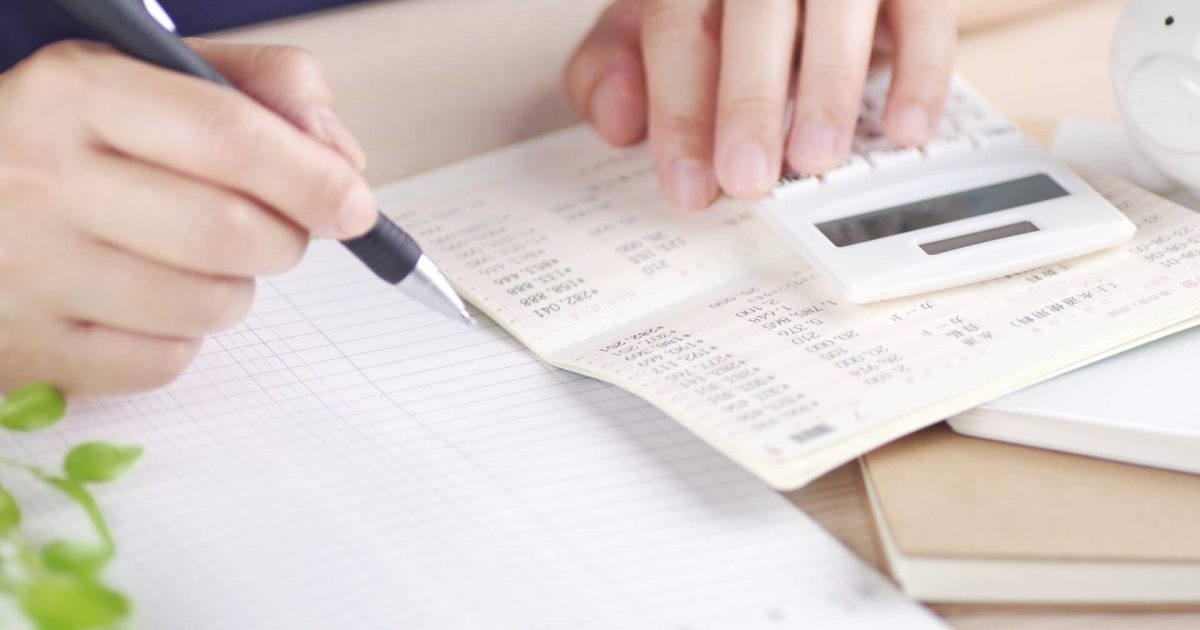 お金の計算をする女性
