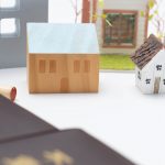 住宅模型と権利証