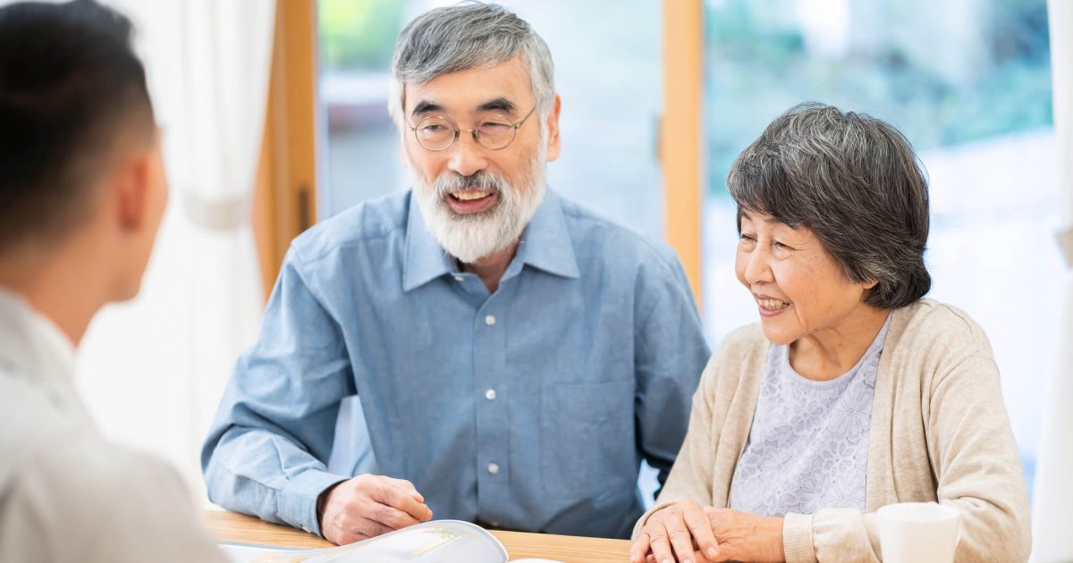 不動産の説明を受ける老夫婦