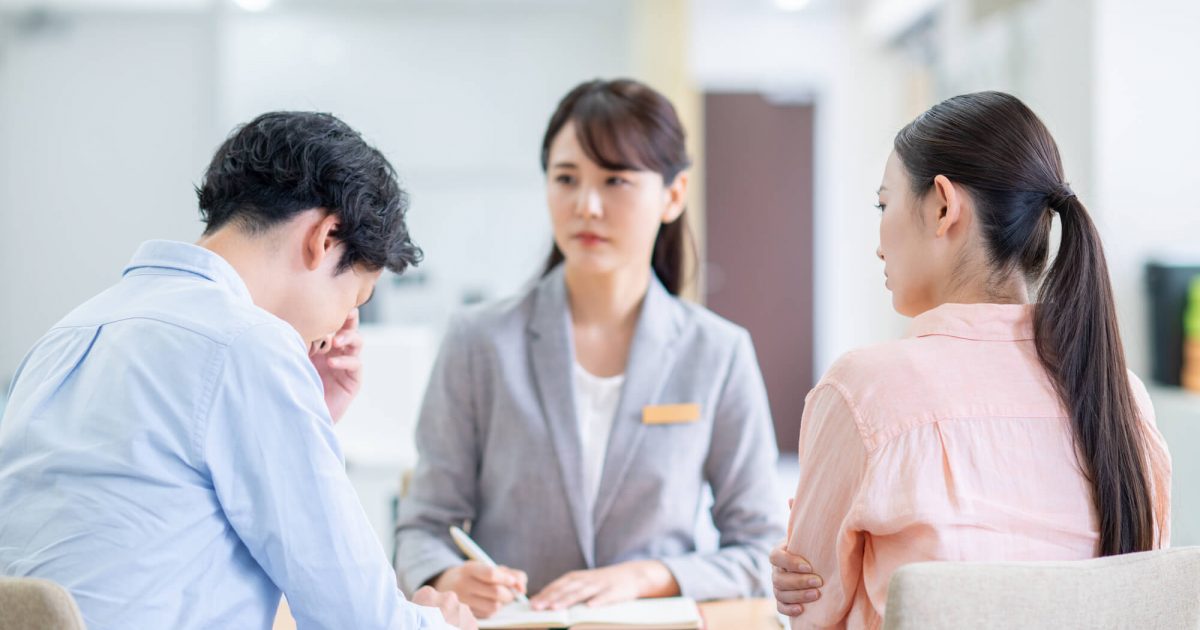 窓口で相談する夫婦