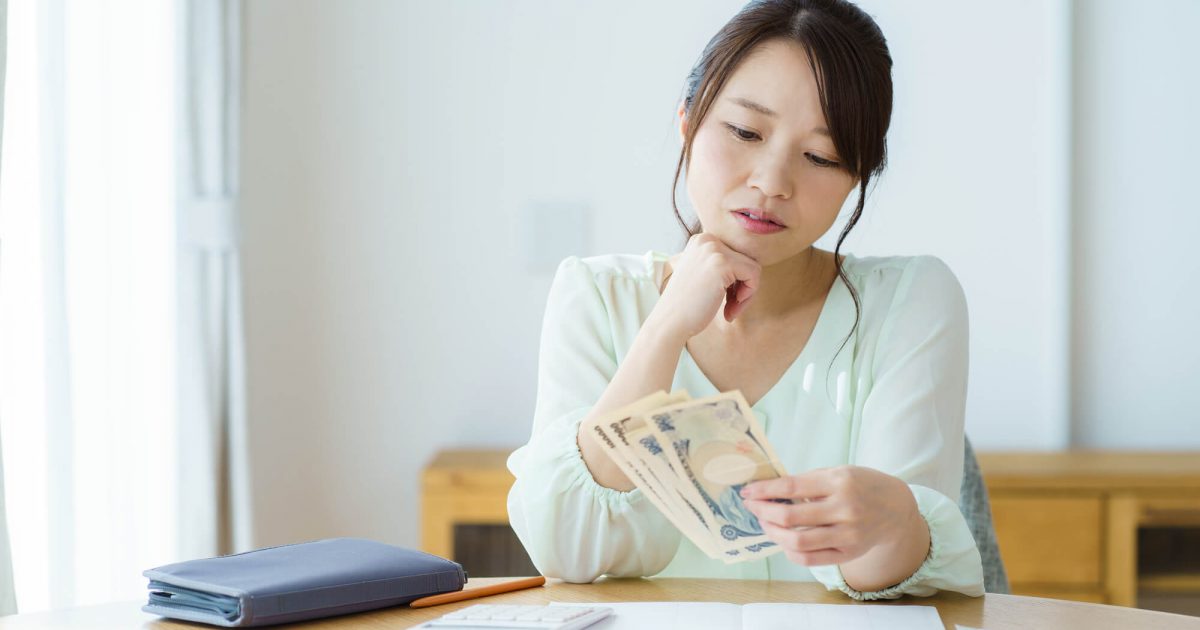 お金が足りないと悩む女性