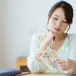 お金が足りないと悩む女性