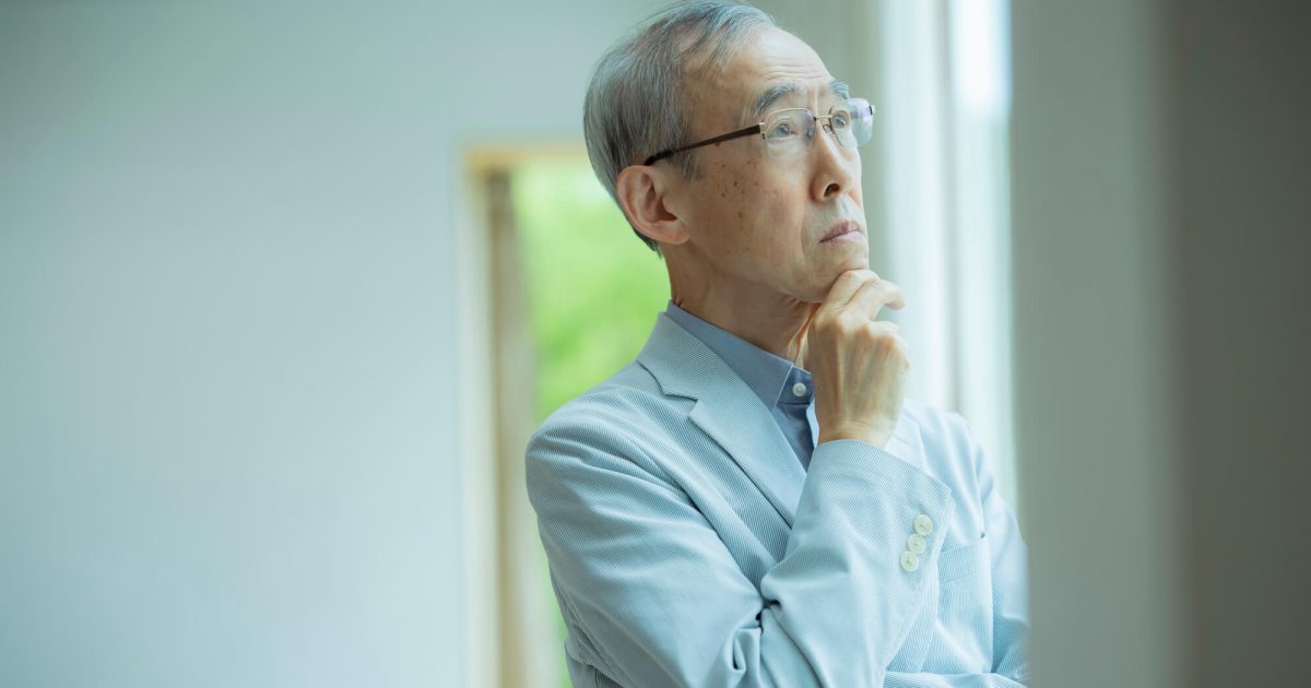 考える高齢の男性