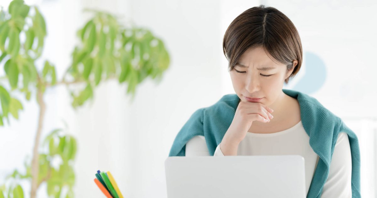 パソコンの前で怪訝な顔をする女性