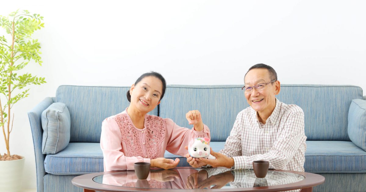 貯金するシニア夫婦