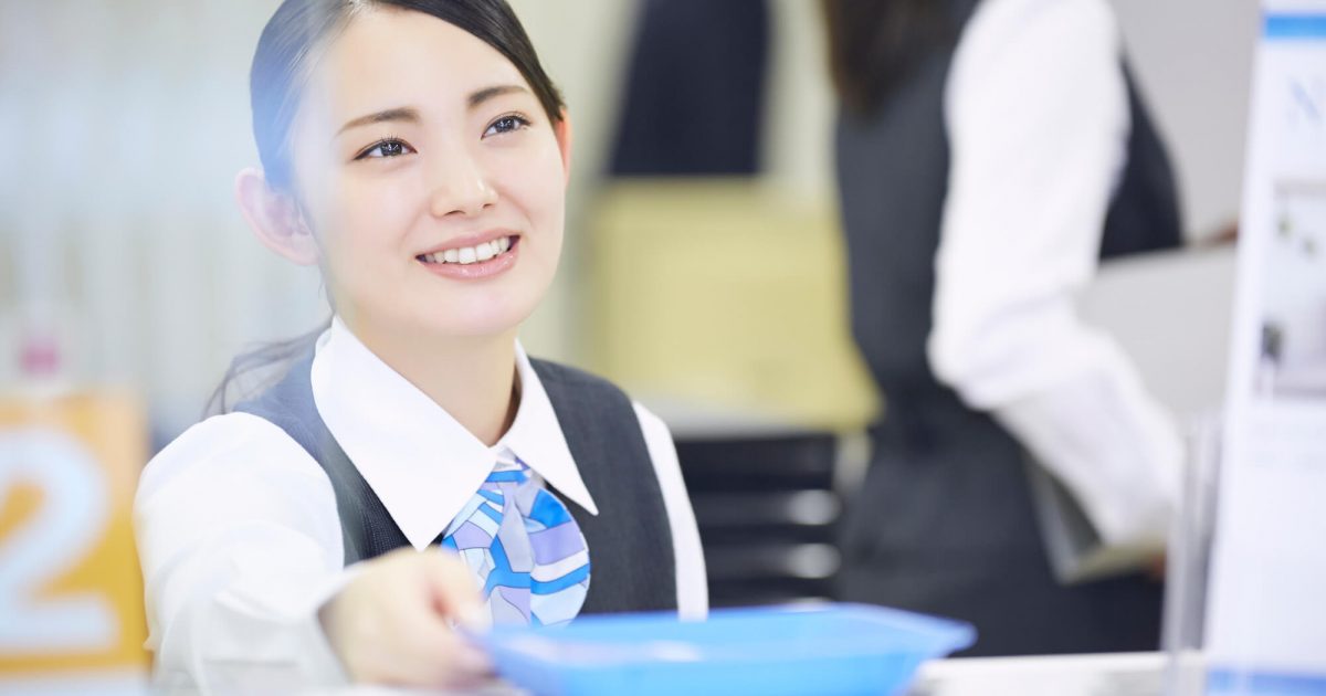 銀行窓口の女性